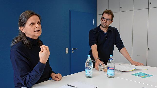 Karin Broszat und Hans-Georg Pannwitz liefern sich im SÜDKURIER-Medienhaus ein Streitgespräch zum Thema Grundschulempfehlung.