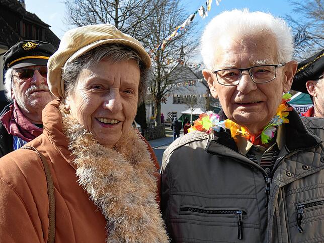 Bild 3: Narrenmarkt Jestetten 2025 strahlt unter der Sonne mit fröhlichen Narren