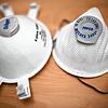 28.02.2020, Bayern, Nürnberg: Atemschutzmasken (partikelfiltrierende Halbmaske) der Schutzklasse FFP2 (r, Filtering Face Piece) und ...