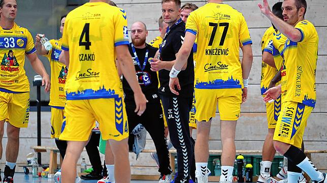 Trainer Jörg Lützelberger schwört seine Mannschaft auf eine Partie ein. Seit drei Heimspielen sind die Konstanzer in eigener Halle ...