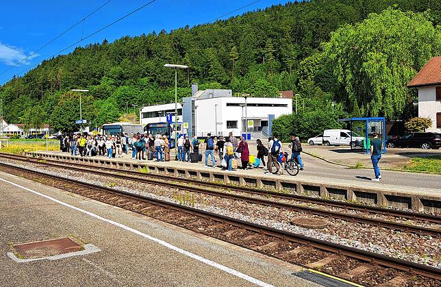 Etliche Reisende warten auf einen der zwei Busse, die von Immendingen nach Villingen fahren. Die Bahnstrecke ist vorerst gesperrt.