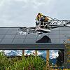 Zwei Feuerwehrleute im Korb der Drehleiter bei den Löscharbeiten an einer defekten In-Dach-Photovoltaik-Anlage in Wahlwies. Das Bild ...