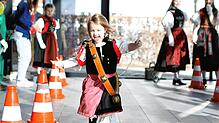 Die kleine Maxima hat beim Hanselschellenlauf sichtlich großen Spaß.