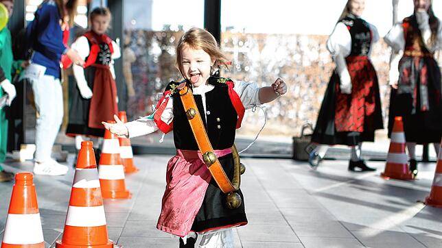 Die kleine Maxima hat beim Hanselschellenlauf sichtlich großen Spaß.