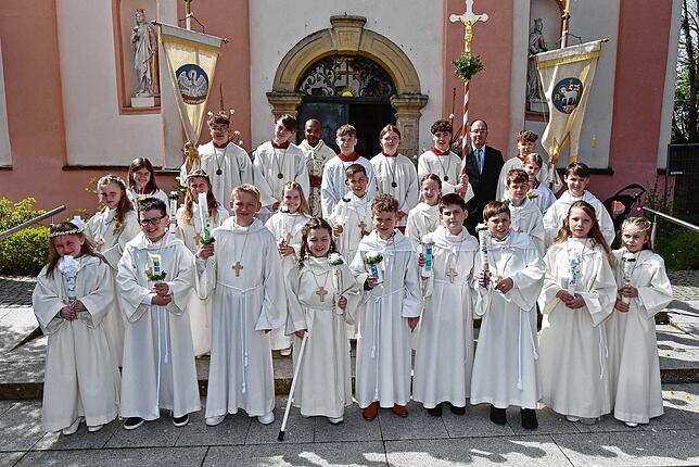 16 Kinder aus Mundelfingen, Hausen vor Wald und Behla gingen am Sonntag, 14. April, zur ersten heiligen Kommunion. Den Gottesdienst ...