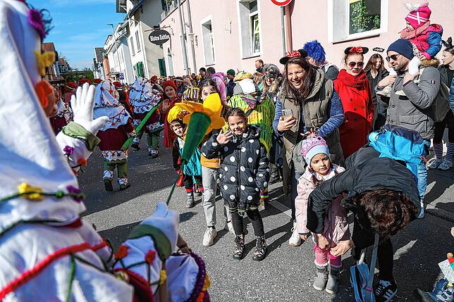 Bild 15: Bunte Kostüme und fröhliche Stimmung beim Fastnachtsumzug 2025