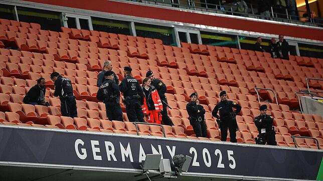Polizei und Rettungskräfte stehen auf der Tribüne. Während des Endspiels in der Nations League hat es im Fußball-Stadion von München ...