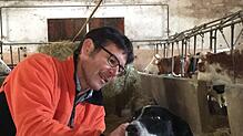 Martin Wikelski, Direktor des Max-Planck-Instituts für Ornithologie besendert den Hund auf einem Bauernhof in Visso (Italien), um ...