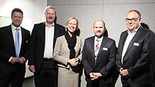 Dr. Bernhard Kräußlich und Alfons Mattes (1. und 4. von links) vom Unternehmerverband, Landrätin Stefanie Bürkle und ...