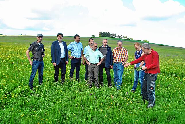 Zum Start der Initiative für heimische Landwirtschaft zeigt Siegfried Friedrich (rechts) Hansjörg Stoll vom Landschaftserhaltungsverband ...