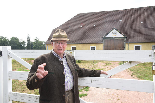 Manfred Riegger im Jahr 2019 vor dem fürstlichen Schafstall auf der Pferdekoppel, durch die bei der Europameisterschaft die Gespanne fuhren.