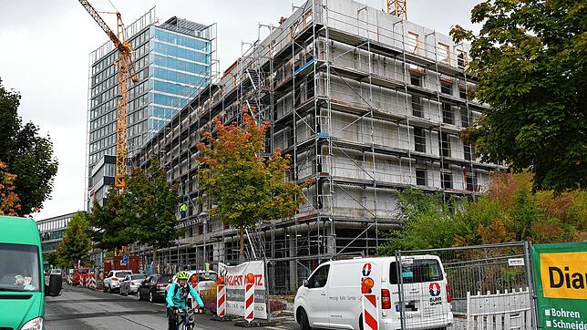Fünf Stockwerke stehen schon da: In diesem Gebäude in der Maggistraße sollen im Juni 2022 zwei Ibis-Hotels eröffnen. Im Hintergrund ist ...