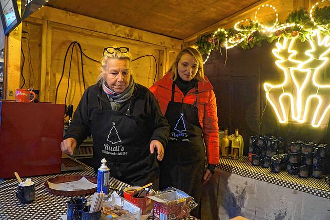 Das von Chefin Carmen Rudolf (links) kreierte Heißgetränk Schwarzwaldmarie kostet je 6 Euro. Hier ist sie mit ihrer Freundin Nicole ...