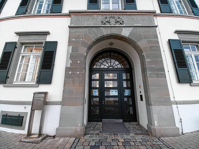 Der Eingang zum Rathaus in Ludwigshafen.
