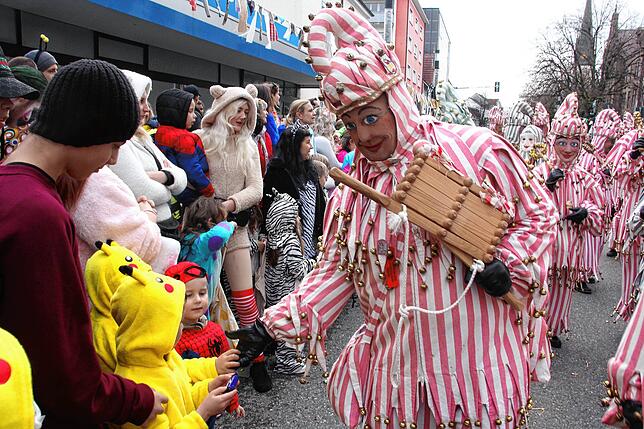 Der Umzug der Poppele in Singen hat Tradition: Beim diesjährigen Umzug werden 62 Zünfte und 6000 bis 8000 Hästräger erwartet.