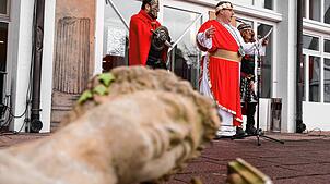 Stemmten sich gegen den Verfall und die Übernahme des Rathauses durch die Narren: Cäsar Krauss und seine Mannen.