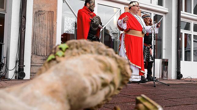 Stemmten sich gegen den Verfall und die Übernahme des Rathauses durch die Narren: Cäsar Krauss und seine Mannen.