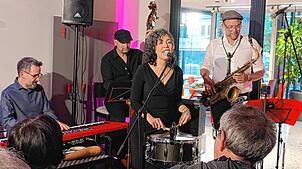 Das Judith Tellado Quartett spielt bei der Premiere von Fräulein Lindes Live-Sessions im Gmeindshus Lauchringen (von links): Georg ...