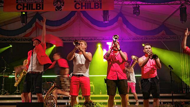 Bild 1: Volles Zelt und super Stimmung auf der Chilbi 2025 in Waldshut – Die besten Bilder