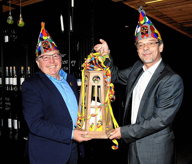 Nachtrag zur Landesehrennadel: Bürgermeister Georg Riedmann (rechts) überreicht Otto Geng eine närrisch verpackte Magnum-Flasche.