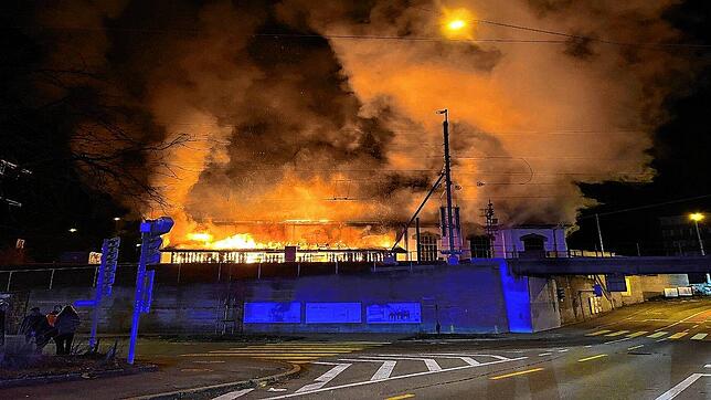 Flammen schießen aus dem Lokschuppen beim Güterbahnhof in Schaffhausen.