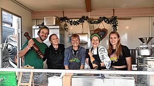 Von links: Philipp Ziegler und seine Kolleginnen Jule die Coole, Lari Safari, Lisl und Anna in der Spatzenhütte mit Blick auf die Red Stage.