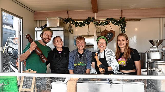Von links: Philipp Ziegler und seine Kolleginnen Jule die Coole, Lari Safari, Lisl und Anna in der Spatzenhütte mit Blick auf die Red Stage.