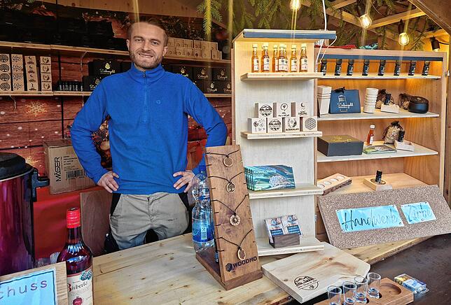 Schreiner Moritz Gollmer betreibt mit seiner Freundin Malin Gruber einen Stand auf dem Häfler Weihnachtsmarkt.