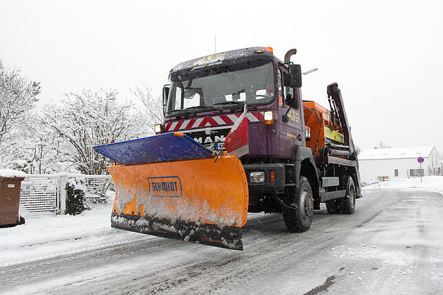 Ein Räumfahrzeug ist an der Friedrichshöhe unterwegs. Für die Mitarbeiter der TBK heißt der Schnee immer: Viel Arbeit beim Räumen...