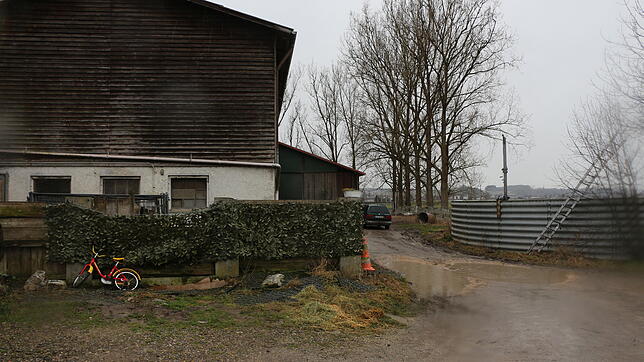 Der Hof am südlichen Ortsrand von Mengen ist geräumt. Am Dienstag wurden die restlichen Tiere vom Hof geholt. Ein Pferd steht jetzt noch ...
