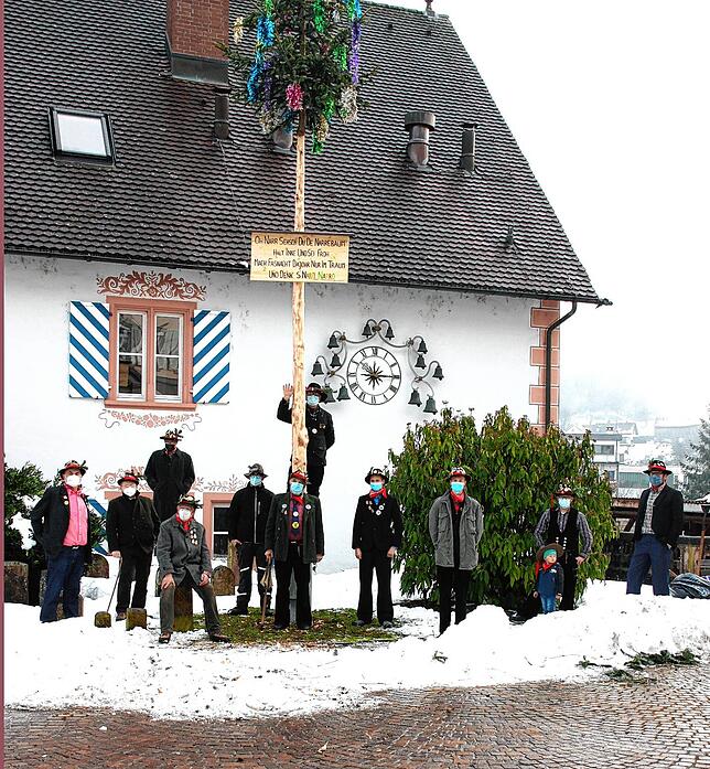 Nach getaner Arbeit und mit Corona-Abstand: Die Chlosterhöfner Wälder mit dem umgewandelten Narrenbaum.