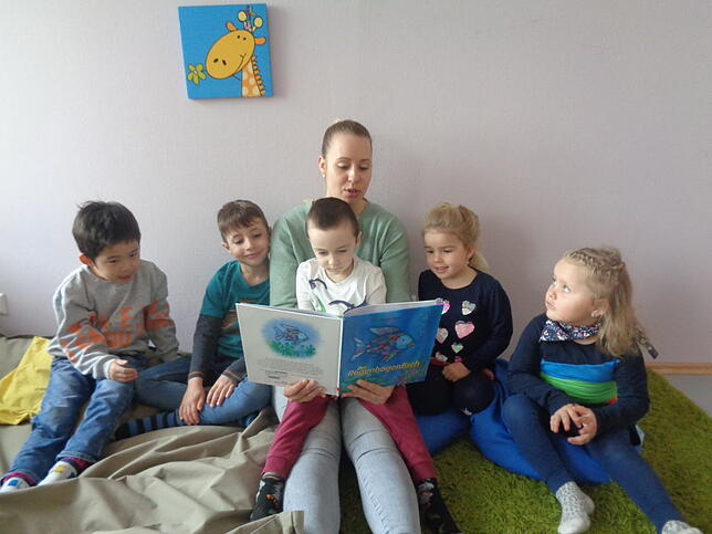 Erzieherin Sandra Kohn liest der Gruppe zwei der katholischen Kindertagesstätte St. Josef in Blumberg aus dem Buch „Der ...