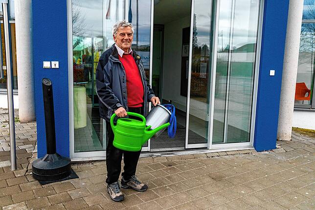 Wolfgang Rumpelt wohnt auf Rinelen und hat nach zwei Tagen alle seine Wasservorräte aufgebraucht. Am Samstagabend kommt er ins ...