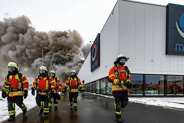 Bild 1: Großbrand bei Medizintechnikfirma in Meßkirch