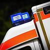 Ein Krankenwagen mit eingeschaltetem Blaulicht (Symbolbild). In Lörrach ist eine Fußgängerin (80) lebensgefährlich verletzt worden.