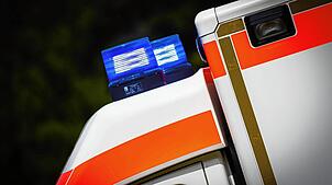 Ein Krankenwagen mit eingeschaltetem Blaulicht (Symbolbild). In Lörrach ist eine Fußgängerin (80) lebensgefährlich verletzt worden.