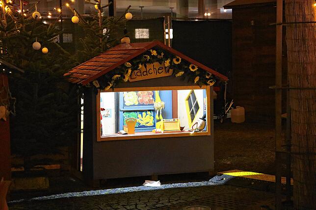 In drei kleinen Hütten können Kinder Platz nehmen und die detailreiche Ausstattung inspizieren.