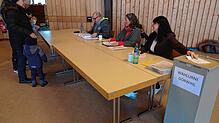 Wähler und Wahlhelfer bei der Bürgermeisterwahl in Görwihl 2023. Bild: Peter Schütz
