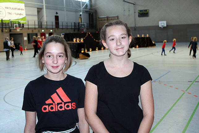 Steffi und Vivien vor ihrer Aufführung. Beide Sportlerinnen werden sich jetzt auch turnerisch betätigen.