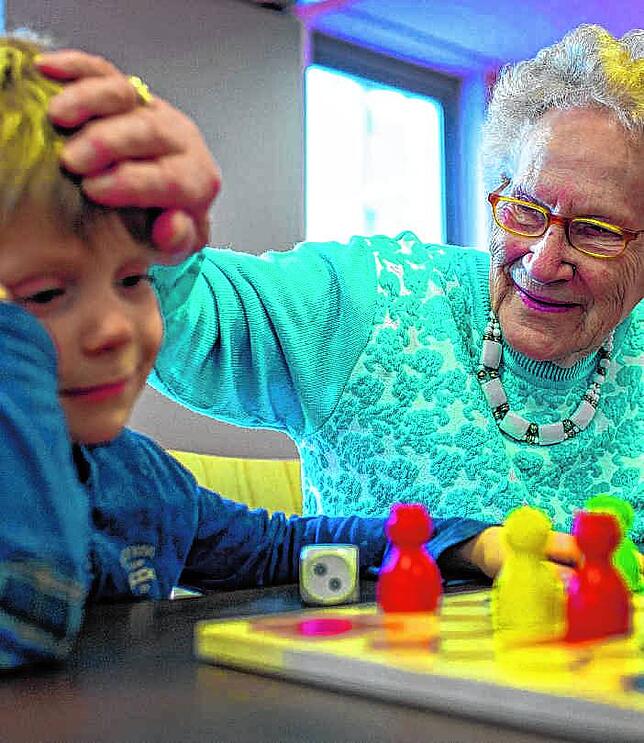 Spiele nach Regeln wie Mensch ärgere Dich nicht sind wichtig, damit Kinder das Verlieren lernen.