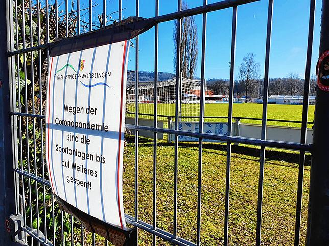 Hinter Gittern: Die Rielasinger Talwiese ist wegen der aktuellen Corona-Krise von der Gemeinde gesperrt worden.