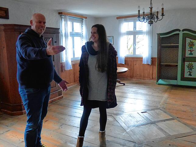 Jochen und Manu Rädeker in der alten Wohnstube. Hier könnte sich das Ehepaar eine Weinstube vorstellen.