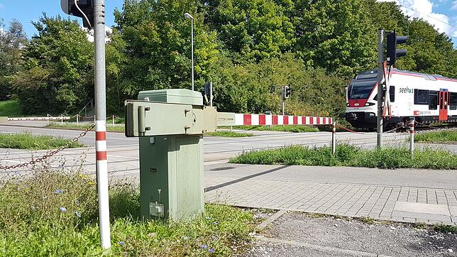 Der Bahnübergang auf der Riedstraße am Bahnhof Wollmatingen.