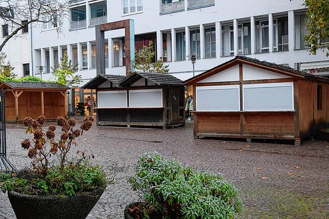 Die ersten Hütten für die Bodensee-Weihnacht stehen bereits auf dem Buchhornplatz.