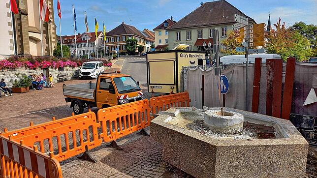Ende vergangener Woche nur noch ein Torso: Der Rathausbrunnen, seit Jahrzehnten vor dem Rathaus und neben der Tourist-Information, soll ...