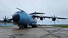 Ein Militärflugzeug vom Typ Airbus A 400M am Bodensee-Airport.