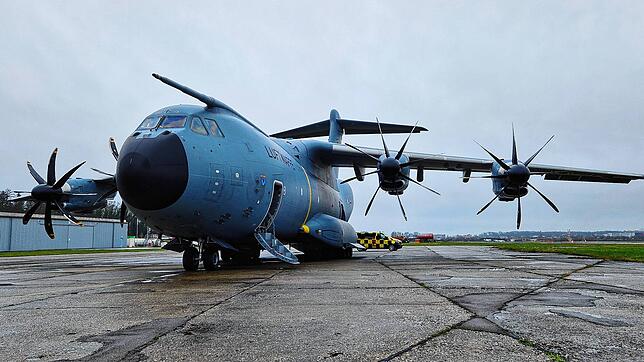 Ein Militärflugzeug vom Typ Airbus A 400M am Bodensee-Airport.