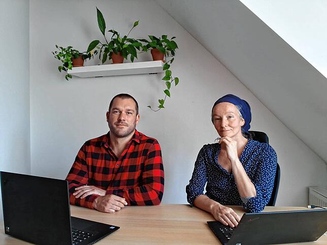 Luke Harrow (rechts) und Nadine Saeed vom Recherche Zentrum setzen sich für die Familie Brünker ein. Der Verein beschreibt sich selbst ...
