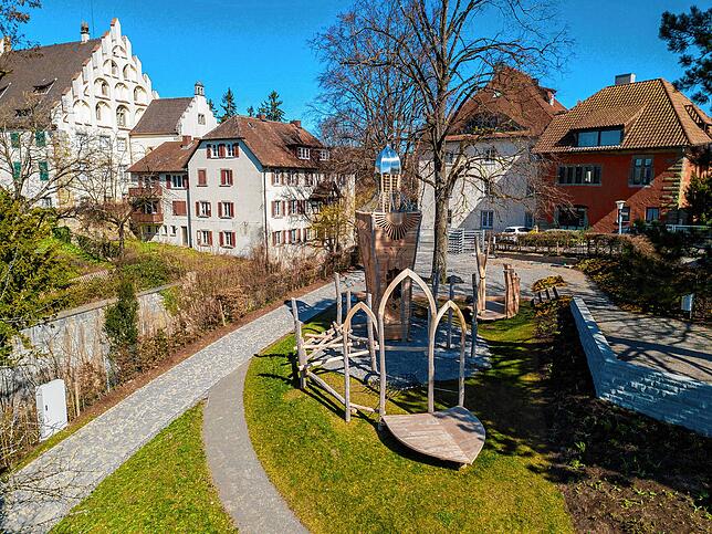 Der Kinderspielplatz in den Menziger Gärten greift das Thema der Überlinger Stadtgeschichte auf, im Mittelpunkt ein Münsterturm mit ...