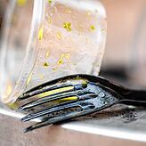 Plastikgeschirr liegt auf einem Mülleimer. Bei den neuen Einwegplastik-Regeln darf zwar Plastikbesteck nicht mehr hergestellt werden, ...